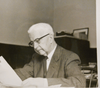 Dana G. How reading a paper at a desk